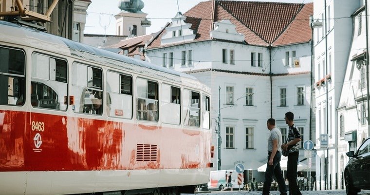 Tramwaj - komunikacja miejska po angielsku